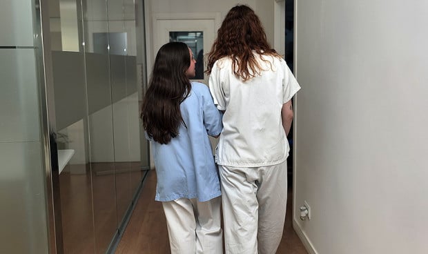  Residentes en el pasillo de un hospital. Una residente de primer año ha publicado su primera nómina de 900 euros sin guardias y la gente ha criticado si es justo por estar en formación. 