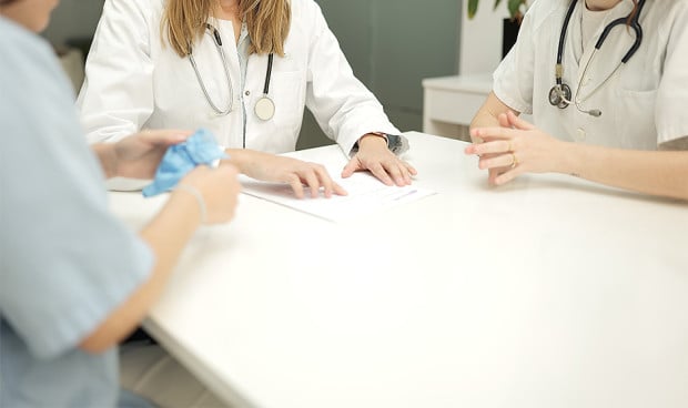 Adjuntos y residentes mayores explican a un nuevo MIR para que pueda ahorrar algo de dinero a final de mes.