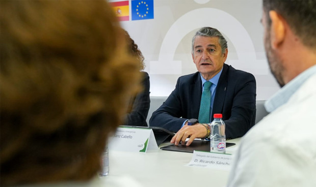 El consejero de Sanidad de Andalucía, Antonio Sanz, aprueba la licitación de la protonterapia de Sevilla. 