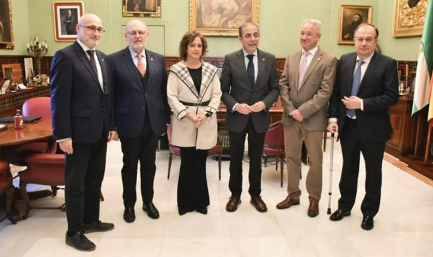 La consejera de Sanidad andaluza, Catalina García, ha presentado  sede de la facultad de Medicina y un espacio de Oncología en Sevilla.
