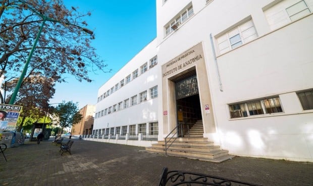 Fachada de la Facultad de Medicina de la Universidad de Sevilla