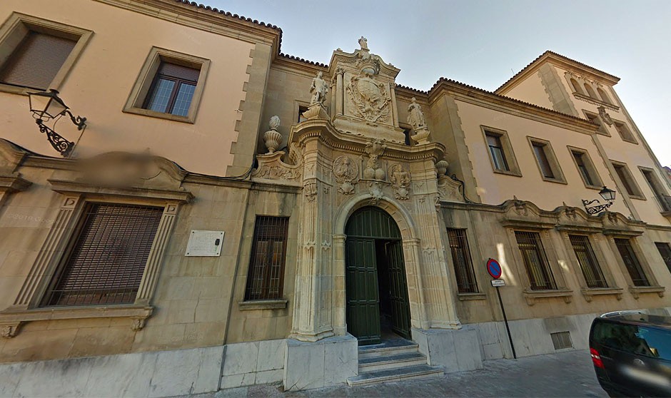 La Audiencia Provincial de León condena a un médico a siete años y cuatro meses de cárcel por un delito de agresión sexual a una paciente.