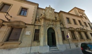 La Audiencia Provincial de León condena a un médico a siete años y cuatro meses de cárcel por un delito de agresión sexual a una paciente.
