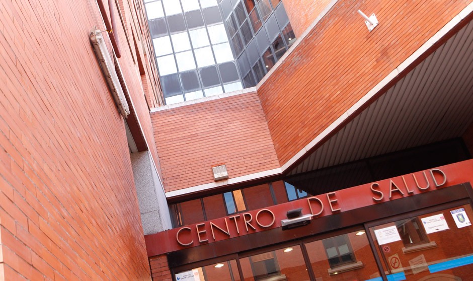 Exterior de un centro de salud, que se puede ver afectado por las ayudas del Gobierno para la reforma y creación de infraestructuras en Atención Primaria. 