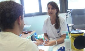  Enfermera trabajando en un centro de salud. La falta de enfermeras especialistas frena la reforma de Primaria