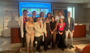 Foto de familia de la presentación del documental "Viviendo con Fiebre Mediterránea Familiar".