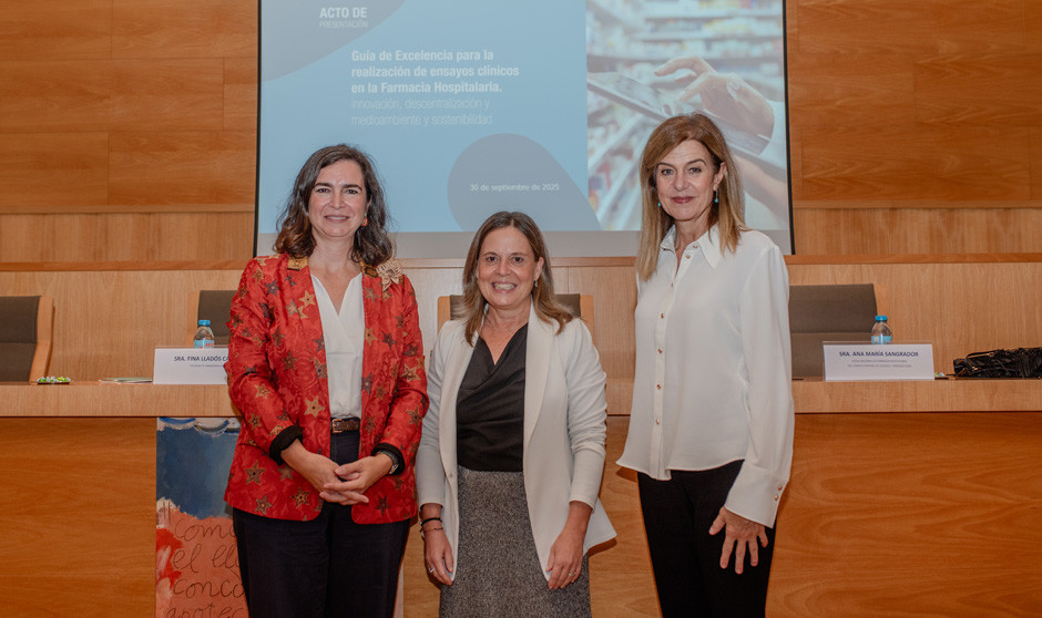 Cecilia Martínez, presidenta de la SEFH; Fina Lladós, presidenta de Farmaindustria; y Ana Sangrador, vocal nacional en Farmacia Hospitalaria del Consejo General de Colegios de Farmacéuticos.