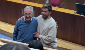 Su última clase de Medicina y la emotiva sorpresa de un hijo a su padre