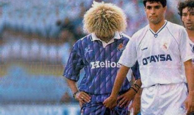 Michel tocando las partes de Valderrama en un partido de futlbol