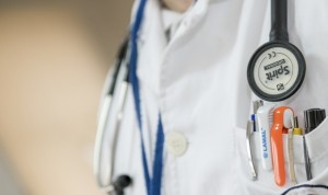 Aumenta el sueldo de los médicos de hospital pero se congela en Primaria