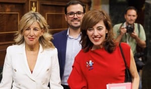 Yolanda Díaz y Marta Lois a su entrada al Congreso en la primera jornada de la sesión de la investidura. 