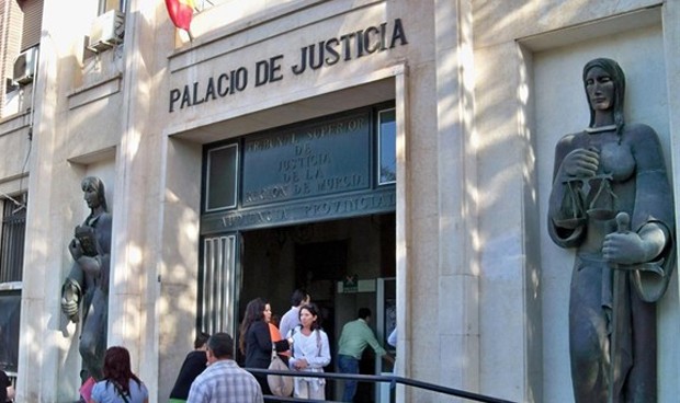 Suspenden al médico que diagnosticó a una paciente como "no bien follada"