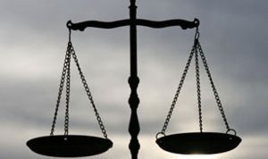 Suspensión de un mes para un médico por besarse con su paciente