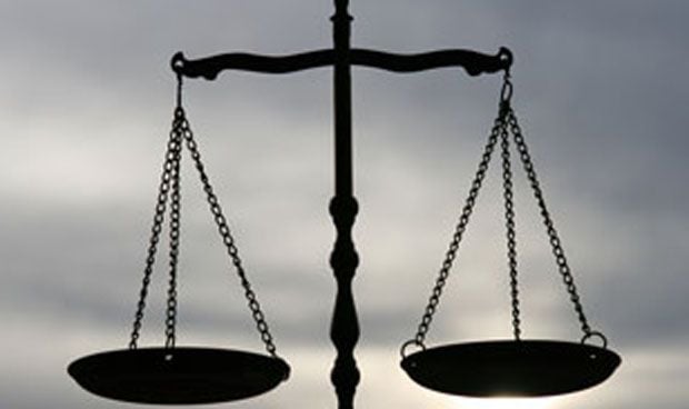 Suspensión de un mes para un médico por besarse con su paciente