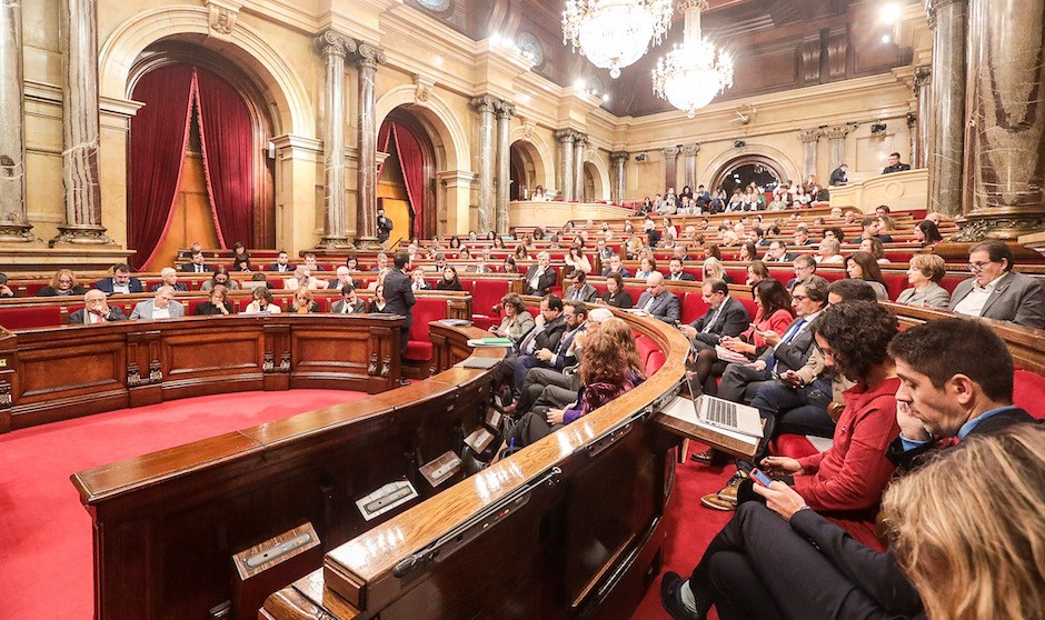 Susto en el Parlament: Balcells socorre a un diputado por un desmayo