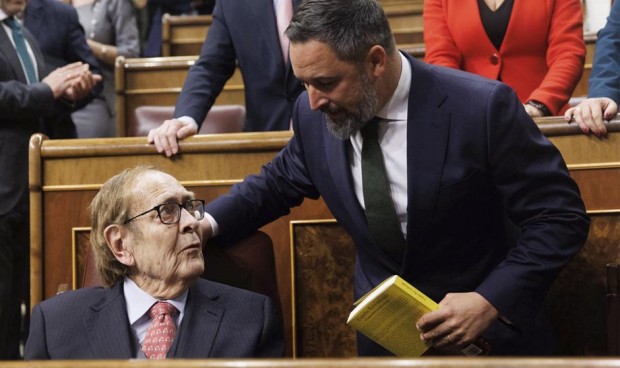 Ramón Tamames y Santiago Abascal en el Hemiciclo, en la que desde Vox han acusado al Gobierno de hacer de la sanidad privada "criminales de la película"