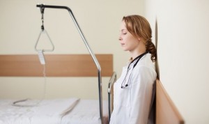 Tasa de suicidios en médicos: los hombres triplican a las mujeres