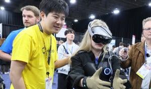 Una participante en esta feria de innovación tecnológica, que también incluye a la sanidad