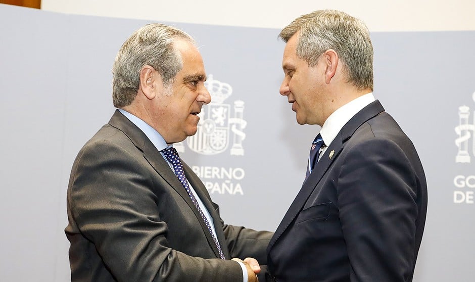 Jesús Aguilar, presidente del Consejo de Farmacia, saluda al ministro de Sanidad, José Miñones. 