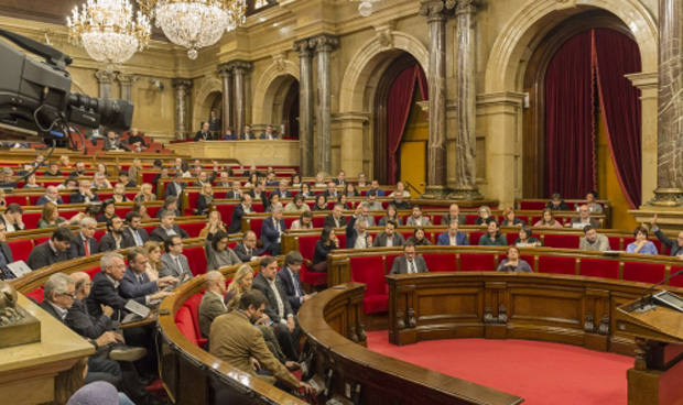 Toda la oposicin menos la CUP condena los carteles que 'abofetean' a Comn