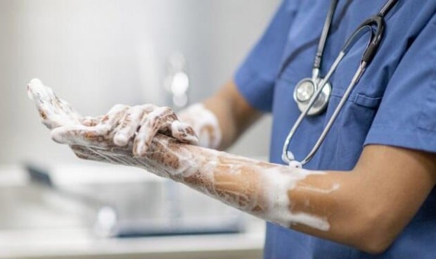 Médico enjabonándose las manos por el Día Mundial de la Higiene de Manos,