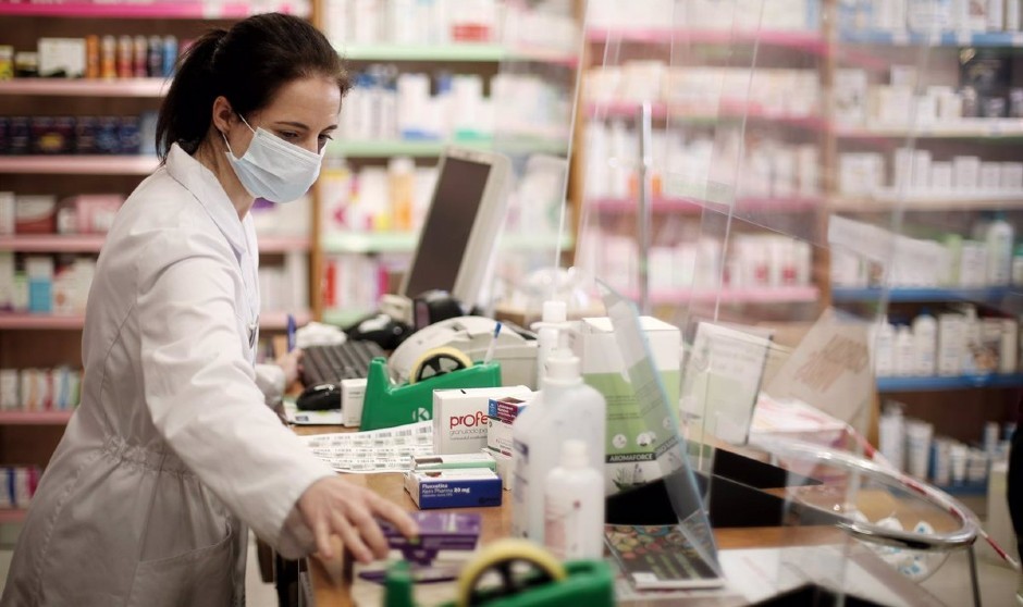 Trabajar de farmacéutico en una isla mediterránea: hasta 2.300 euros al mes