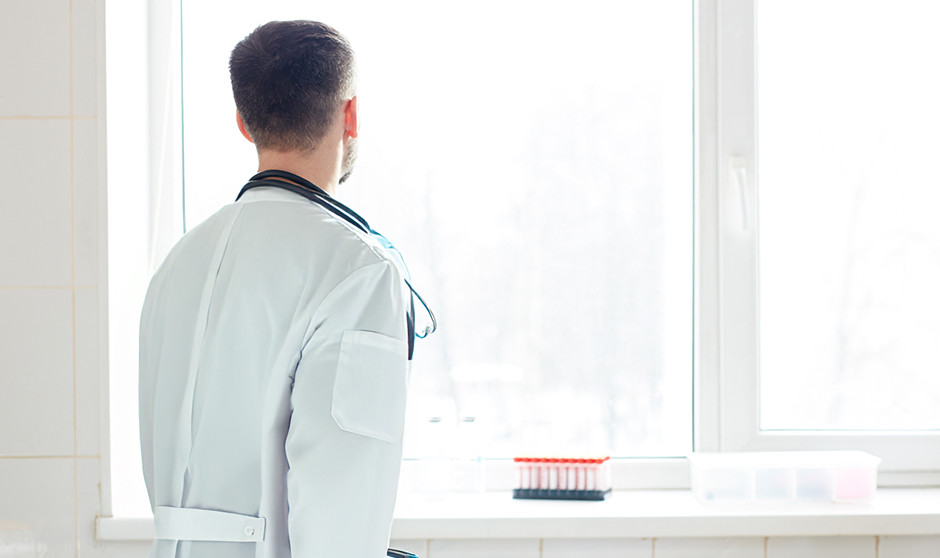 Trabajar como médico de empresa antes del MIR: "Necesito ingresos"