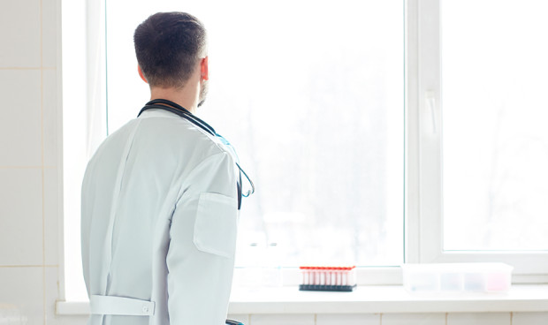 Trabajar como médico de empresa antes del MIR: "Necesito ingresos"