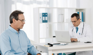 Trabajar de médico o farmacéutico por 8.650 euros (y sin ver pacientes)