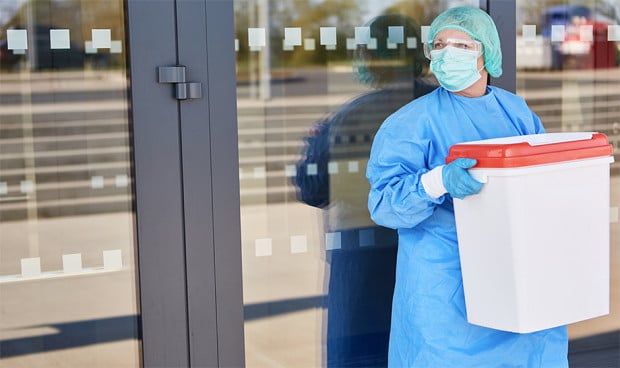 Una profesional sanitaria con EPI, cuyo proceso de certificación quiere acelerar el Ministerio de Trabajo