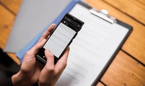 Una persona sostiene un dispositivo móvil con una aplicación abierta