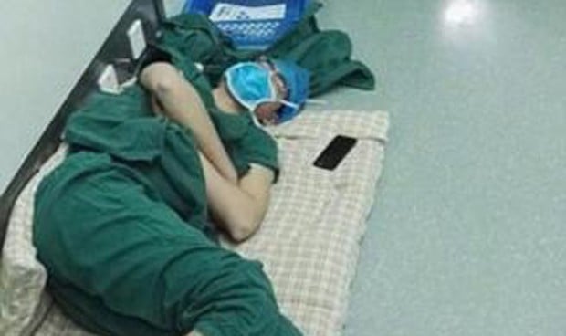 Tras 28 horas sin dormir ¿cómo puede un cirujano operar a vida o muerte?