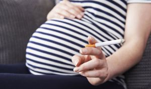 Tres de cada 10 mujeres que fuman no dejan el tabaco durante el embarazo
