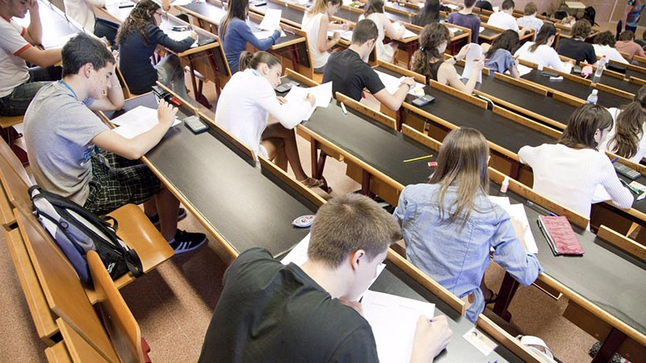 Tres pruebas para entrar a Medicina sin nota de corte ni de PAU en España