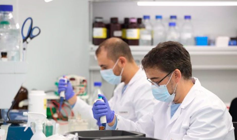 Tres universidades acaparan la producción científica en Medicina de España