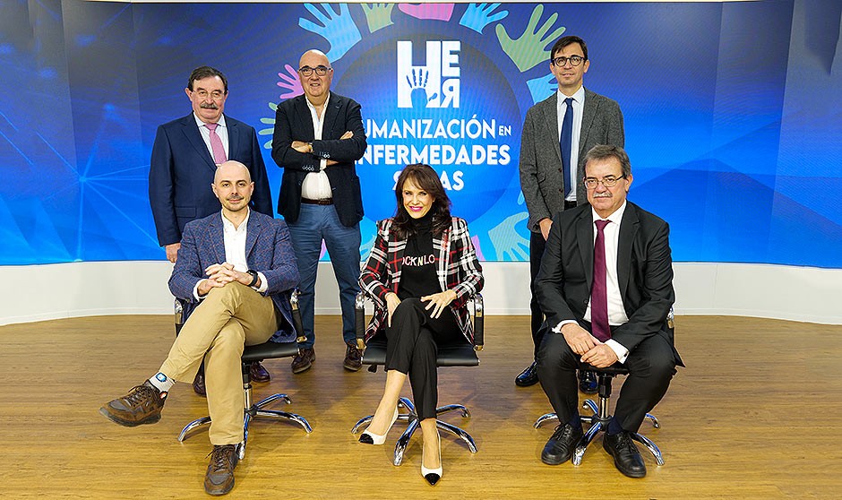 Foto de familia de la mesa de abordaje asistencial en las jornadas de 'Humanización de enfermedades raras' organizadas por Redacción Médica