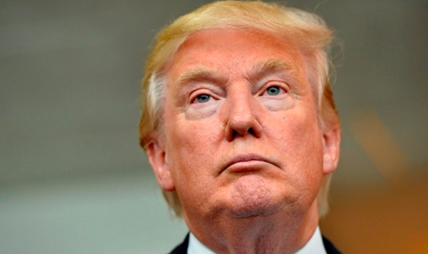 Trump asume la posibilidad de "cargar" con el Obamacare  