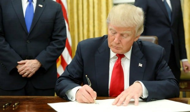 Trump cumple su palabra y firma la primera orden contra el 'Obamacare'
