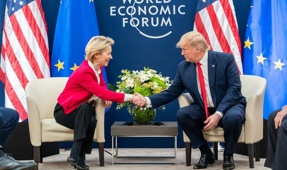 La presidenta de la Comisión Europea, Ursula Von der Leyen, y el presidente de Estados Unidos, Donald Trump, acuerdan los aranceles farmacéuticos. 