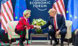 La presidenta de la Comisión Europea, Ursula Von der Leyen, y el presidente de Estados Unidos, Donald Trump, acuerdan los aranceles farmacéuticos. 