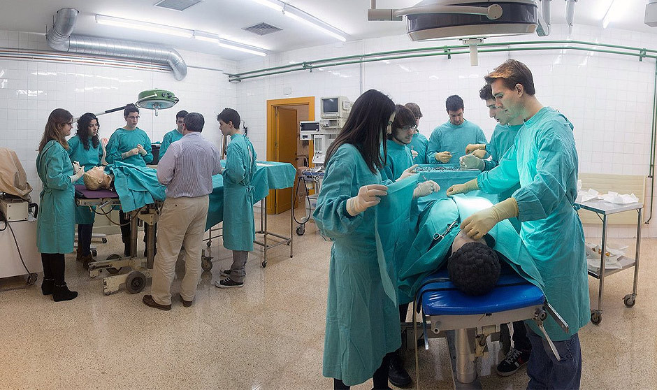  Médicos recién graduados piden mayor autonomía en las prácticas universitarias para "dejar de ser meros espectadores"