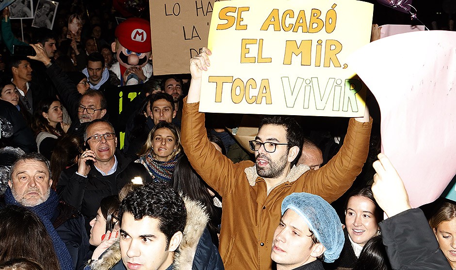 Pancartas y música para recibir a los aspirantes al MIR 2024 tras finalizar la prueba