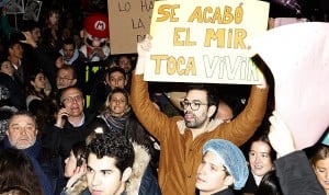 Pancartas y música para recibir a los aspirantes al MIR 2024 tras finalizar la prueba