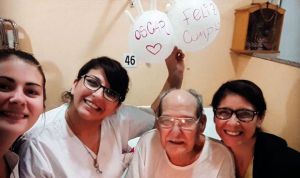 Un anciano acude al hospital para no pasar su 84 cumpleaños solo