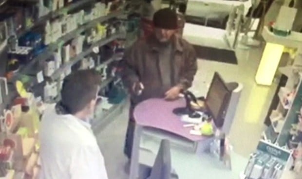 Un anciano atraca tres farmacias en Barcelona con una pistola de juguete