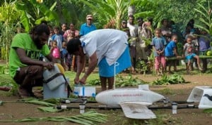 Un bebé de una pequeña isla recibe la primera vacuna enviada por un dron