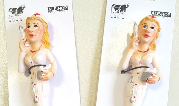 Un ‘boli enfermera’ ofende a la profesión: con cofia, escote y falda corta