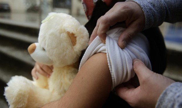 Un centenar de niños reciben la vacuna contra el covid disuelta en agua