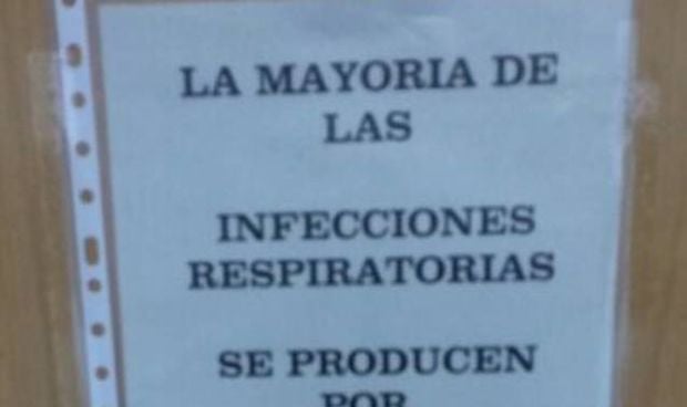 Un centro de salud coloca estos carteles irónicos contra el colapso gripal