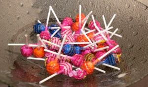 Un 'chupa chups' inteligente estudia la saliva del paciente en tiempo real